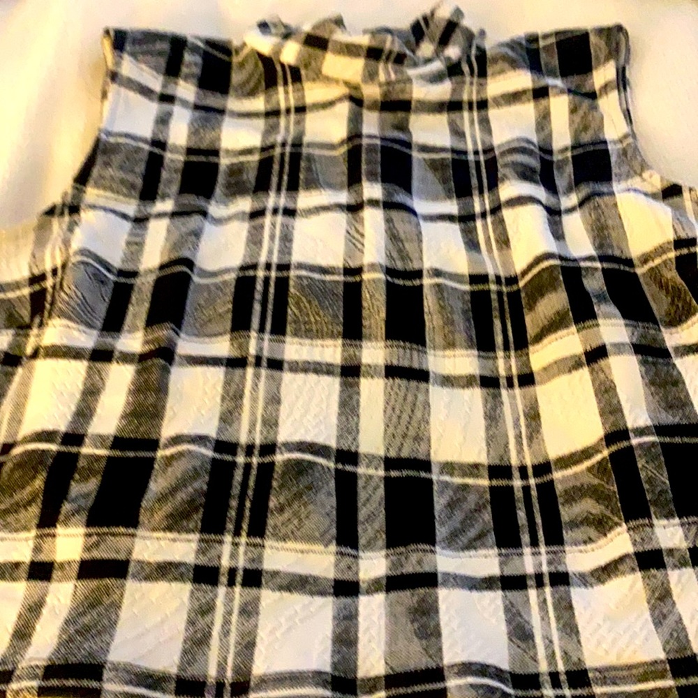 Cute TV short top stretchy fits like a large but it says extra large barely worn